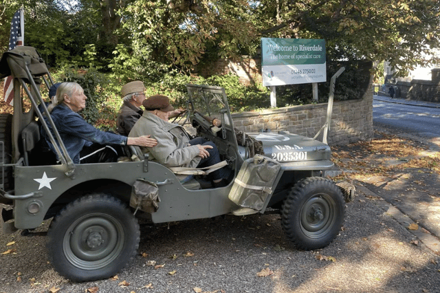 Another memorable surprise came courtesy of Kate and Richard Pearson and Loretta and Ian Brudenell, friends of the care home and enthusiasts of the 1950s. They arrived in a 1954
Willys Jeep from Ian’s personal collection, bringing back memories of the type of vehicle Colin drove during his service in Germany.