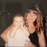 Derbyshire woman running marathon in memory of her late mum