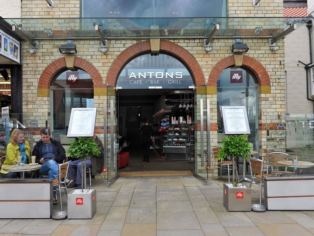 Antons Cafe Bar Grill, (Sandside, Pictured); The Hideout Cafe Restaurant and Bar, (Columbus Ravine); The Welcome Inne, (Sandside); The King Richard III Restaurant (Sandside); Bamfords, (Sandside); El Gringos, (Villa Esplanade).