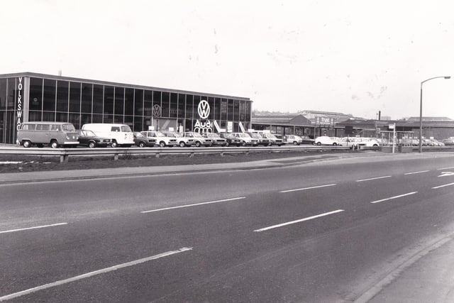 Trust Motors (Leeds) Ltd on Geldard Road in March 1976.