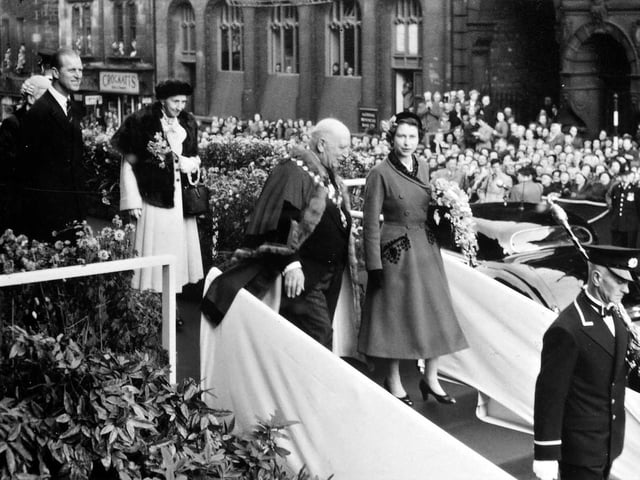 Enjoy these photos from the day Queen Elizabeth II visited Morley. PIC: David Atkinson Archive, Leodis