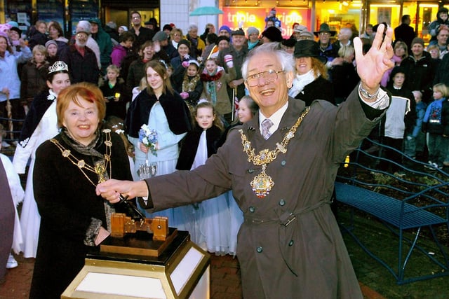 In 2007 the Mayor of Fylde Councillor John Prestwich and Mayoress Councillor Dawn Prestwich switch on the lights.