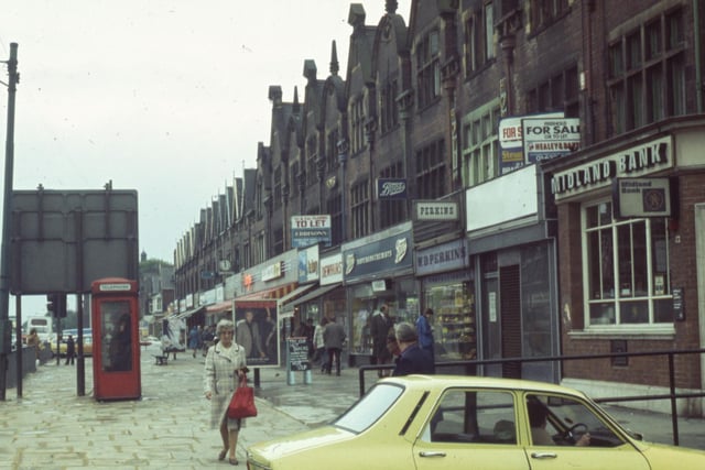 Grandways can be seen half way up this street scene of Roundhay Road in 1977.