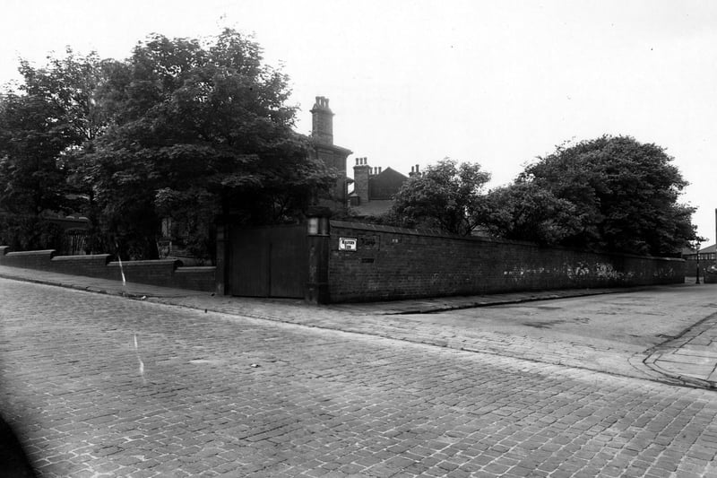 The cobbled streets of Beeston's Cemetery Road to Malvern View and St. Luke's vicarage in June 1950.