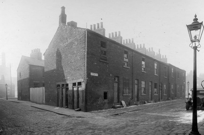 February 1933. The cobbles of Millwright Street at Leylands showing back-to-back terraced houses on the lower end of the south west side of Byron Street awaiting demolition.
