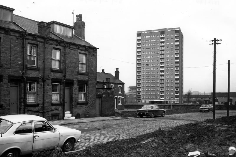 The cobbles of Holbeck's Pleasant Mount in February 1980. Houses to the right of these have been demolished giving a view of Pleasant Terrace behind. The tower block of Meynell Heights dominates.