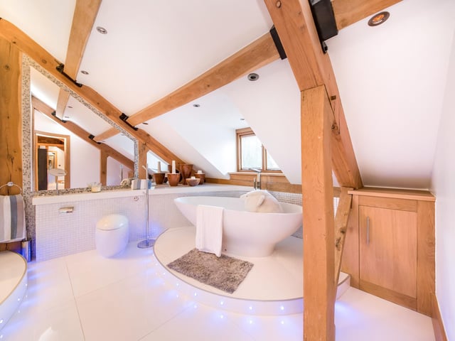 One of the luxurious en suite facilities to the six bedrooms within the property.