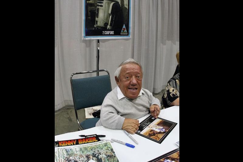 Star Wars actor Kenny Baker signs autographs during the opening day of "Star Wars Celebration IV" in Los Angeles 24 May 2007