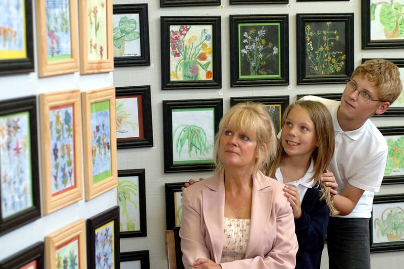 Cross Gates painter Annie Fenn visited Green Lane Primary in Garfort  to view an exhibition of paintings by 376 pupils at the school.