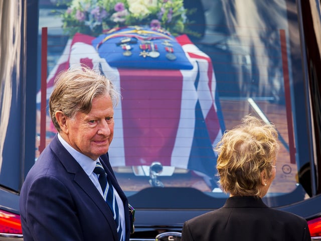 Crowds turn out for Dame Vera Lynn's funeral