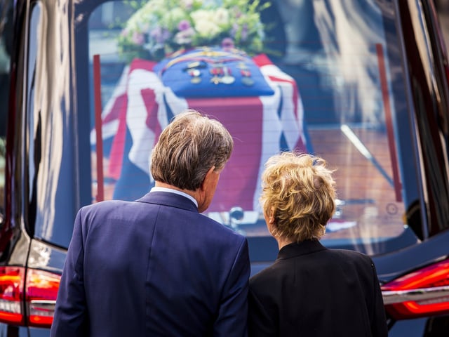Crowds turn out for Dame Vera Lynn's funeral