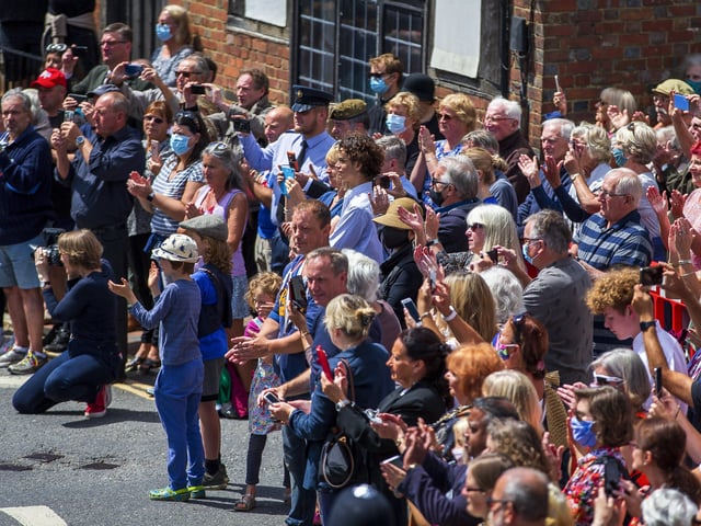 Crowds turn out for Dame Vera Lynn's funeral SUS-201007-140428001