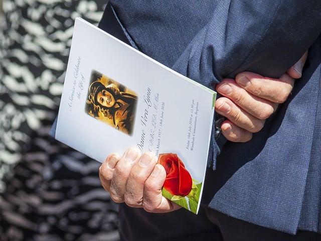 Crowds turn out for Dame Vera Lynn's funeral