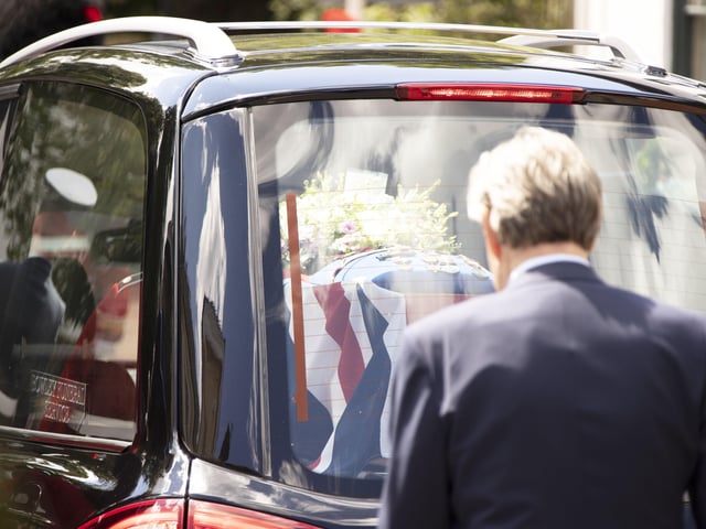 Crowds turn out for Dame Vera Lynn's funeral