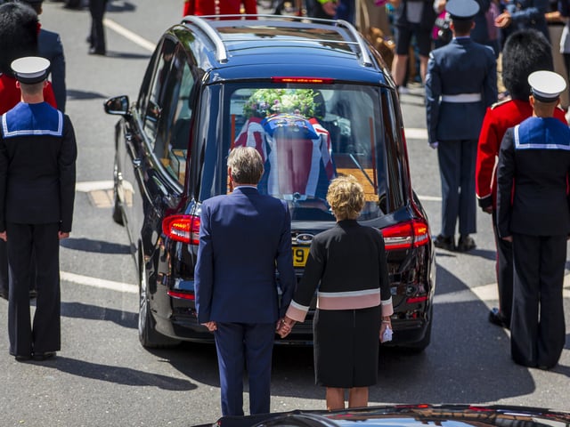 Crowds turn out for Dame Vera Lynn's funeral