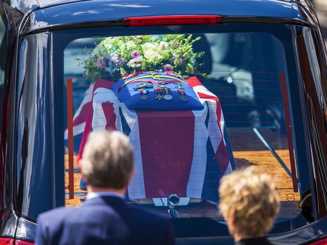 Crowds turn out for Dame Vera Lynn's funeral