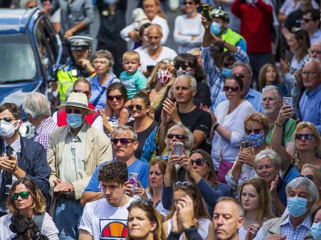 Crowds turn out for Dame Vera Lynn's funeral