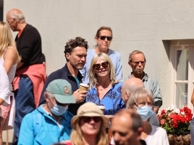 Crowds turn out for Dame Vera Lynn's funeral
