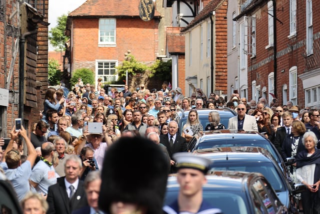 Crowds turn out for Dame Vera Lynn's funeral