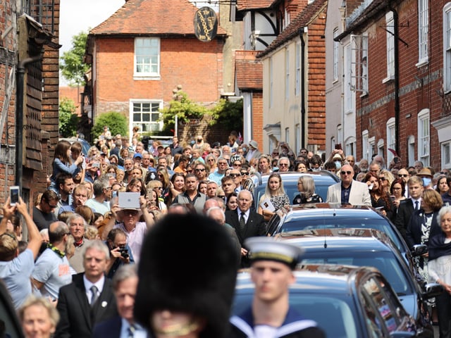 Crowds turn out for Dame Vera Lynn's funeral