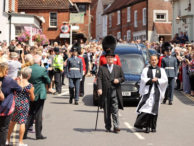 Crowds turn out for Dame Vera Lynn's funeral