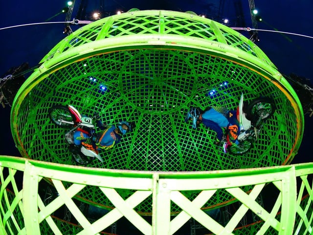 Continental Circus Berlin by Andrew Payne