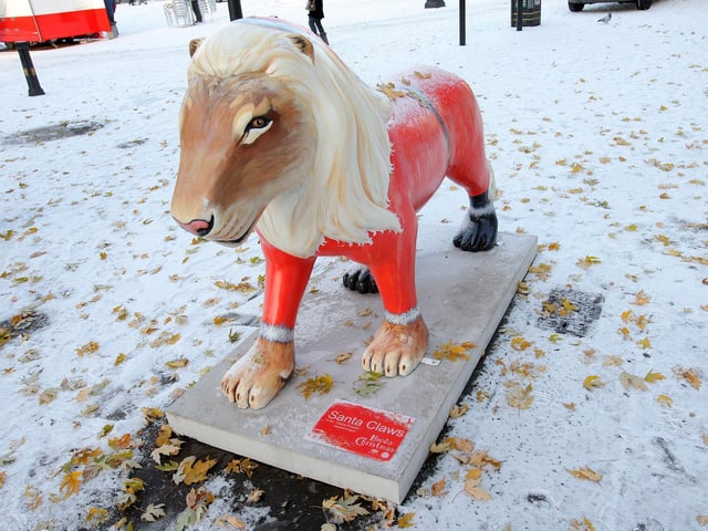 Santa Claws the Lion in Market Square