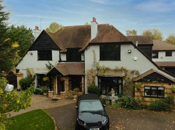 This 5 bed property in Bromham Road, Biddenham, is on the market with offers over £900,000 (Zoopla/Tyron Ash)
