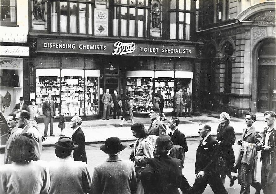 This picture shows either a religious or peace march of the late ‘40s or early ‘50s. The grey-haired man in the march is Frank Bird who lived in Stanley Road, do you recognise anyone else?