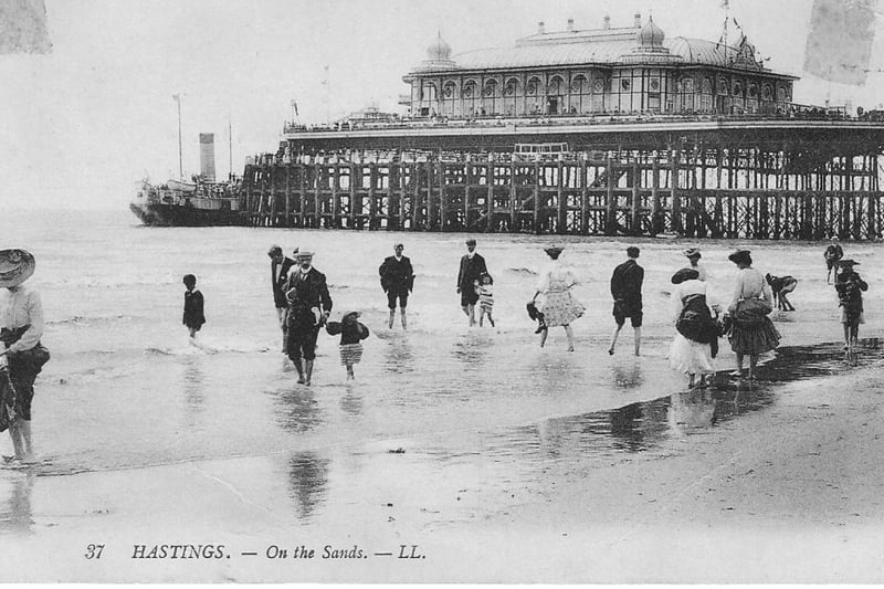 The Halcyon takes on passengers by the pier in the summer of 1905 SUS-190329-111652001