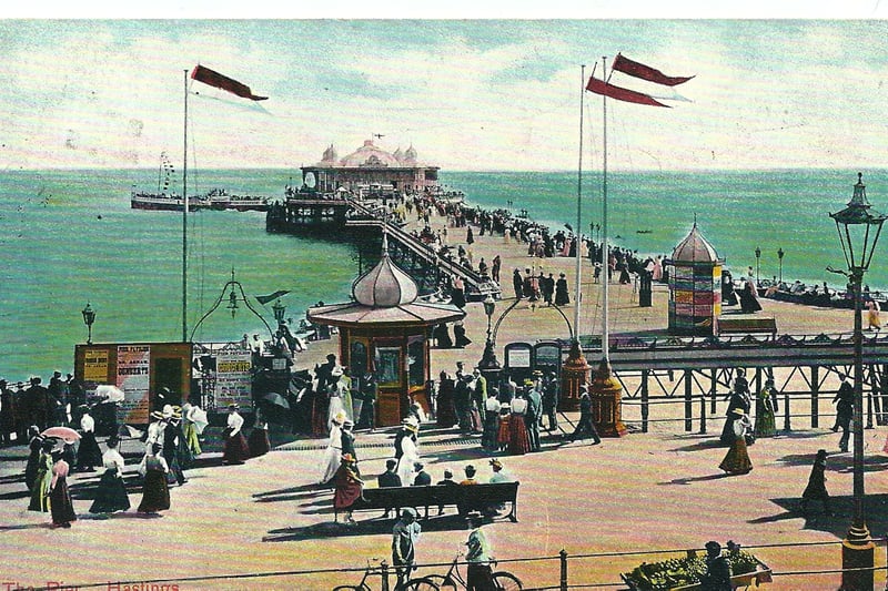 A steamer by Hastings Pier, circa 1903-04 SUS-190329-111642001