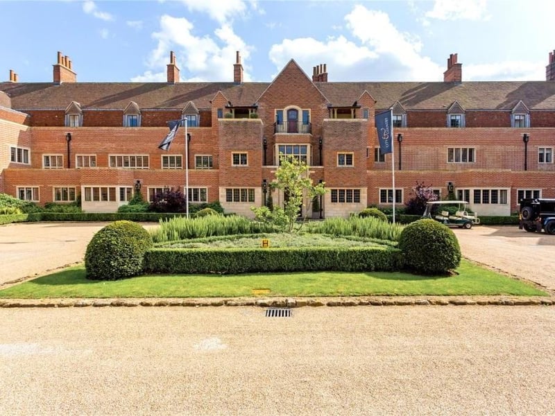 Discover an apartment enjoying many benefits and gardens.