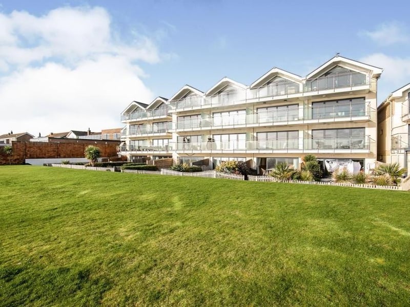 A beautifully presented two bedroom ground floor garden flat situated in the highly sought after Cooden location being sold with no onward chain.