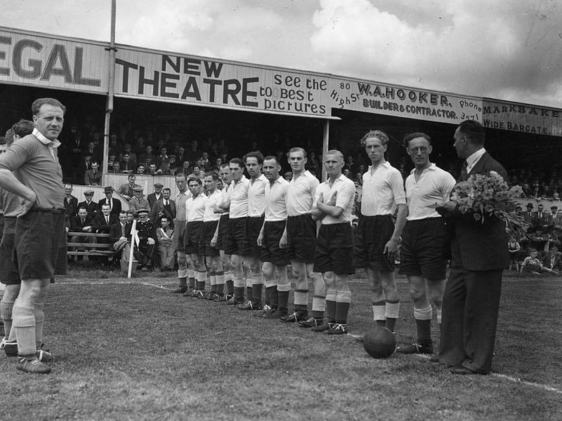 Fans watch a team of Dutch athletes beat Boston 3-2 in August 1946. Photo: Getty Images
