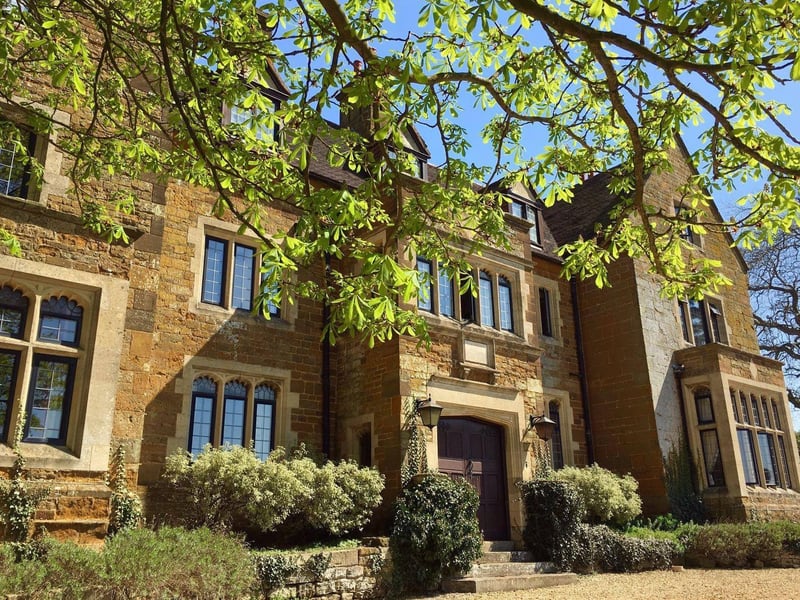 Highgate House is a beautiful 17th century country house venue set in 26 acres of grounds in rural Northamptonshire. It has 97 bedrooms, seven beautiful dining rooms and three bars within the main house so would be an idyllic setting for weddings.
