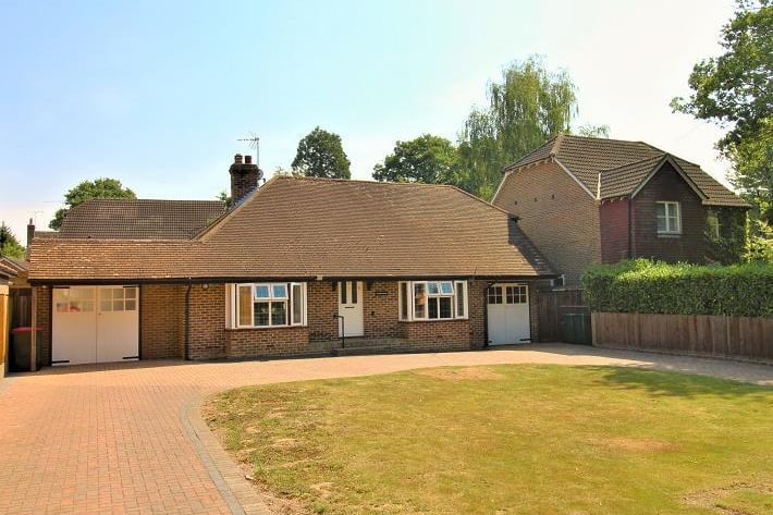 A beautifully presented and spacious three bedroom detached chalet bungalow.