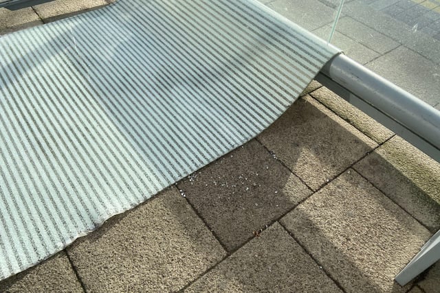 Damage at a bus shelter thanks to Storm Eunice SUS-220218-152143001
