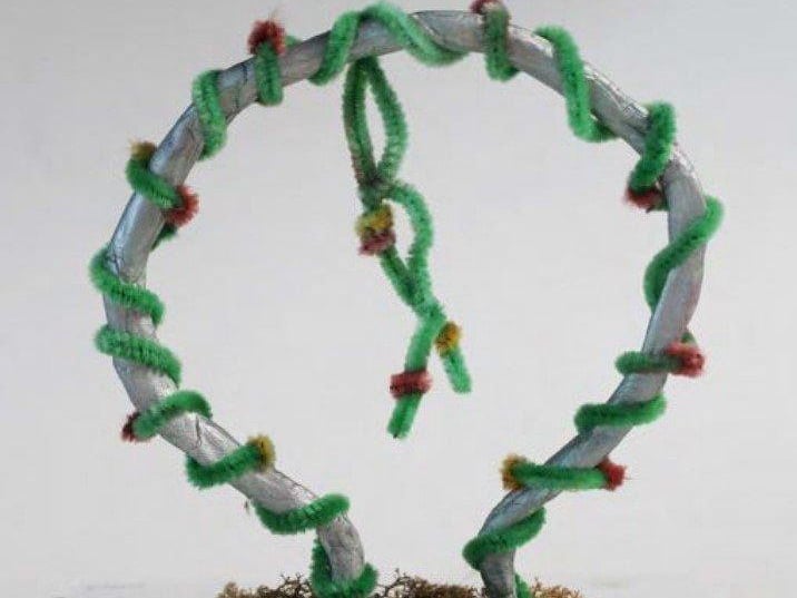 Ring with twisting ivy