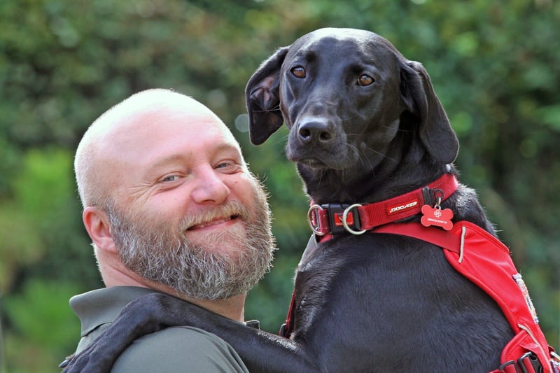 Veteran Dave Hickman and his dog Logi. Photo by Derek Martin Photography. DM21091822a