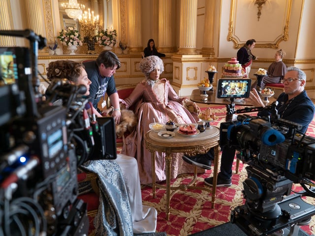BRIDGERTON (L to R) RUTH GEMMELL as LADY VIOLET BRIDGERTON, GOLDA ROSHEUVEL as QUEEN CHARLOTTE and Director TOM VERICA in episode 102 of BRIDGERTON Cr. LIAM DANIEL/NETFLIX © 2020