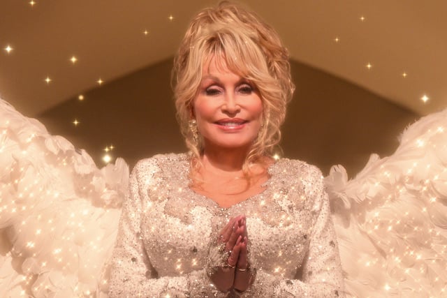 DOLLY PARTON'S CHRISTMAS ON THE SQUARE (L to R) DOLLY PARTON as ANGEL in DOLLY PARTON'S CHRISTMAS ON THE SQUARE Cr. COURTESY OF NETFLIX © 2020