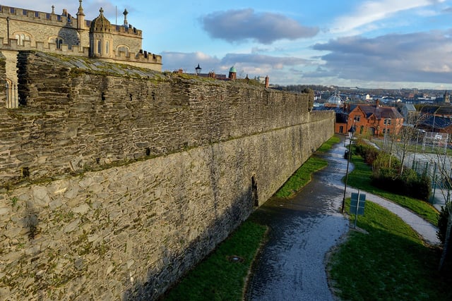Derry Walls overlooking the Fountain area. DER2102GS - 018