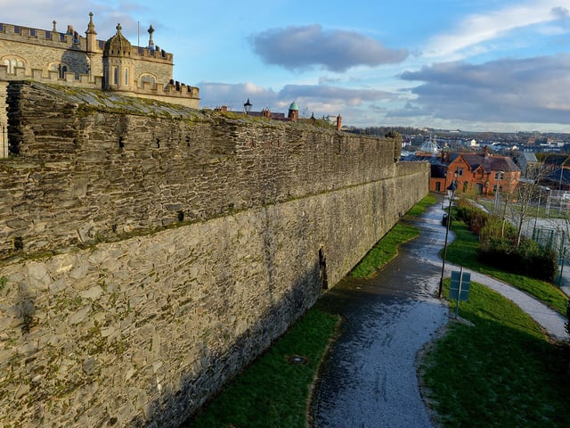 Derry Walls overlooking the Fountain area. DER2102GS - 018