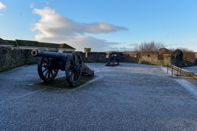 A frosty morning on Church Bastion on Derry Walls. DER2102GS - 019