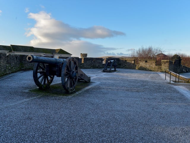 A frosty morning on Church Bastion on Derry Walls. DER2102GS - 019