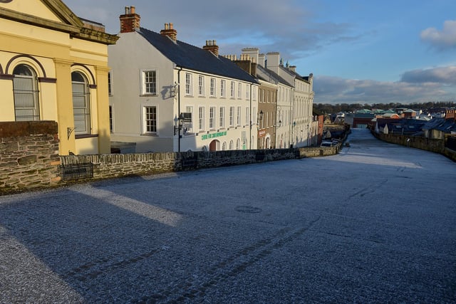 Artillery Street and a frost covered Derry Walls. DER2102GS - 021