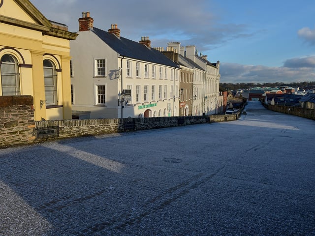 Artillery Street and a frost covered Derry Walls. DER2102GS - 021