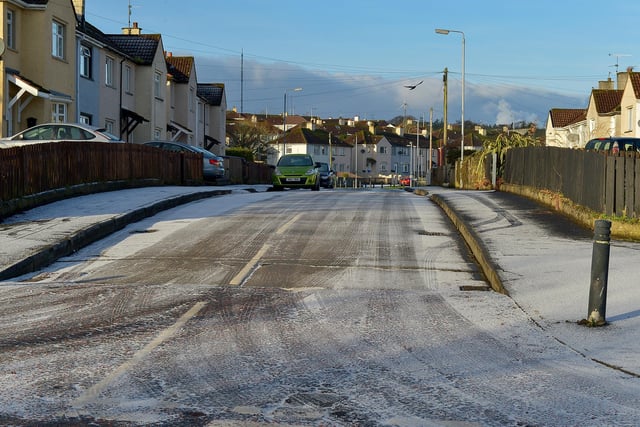 Slippery underfoot conditions in Melmore Gardens, Creggan, on Friday morning last. DER2102GS - 024
