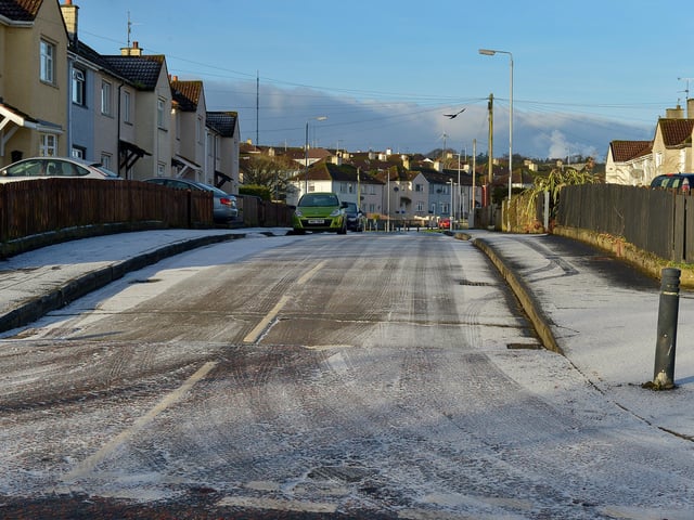 Slippery underfoot conditions in Melmore Gardens, Creggan, on Friday morning last. DER2102GS - 024