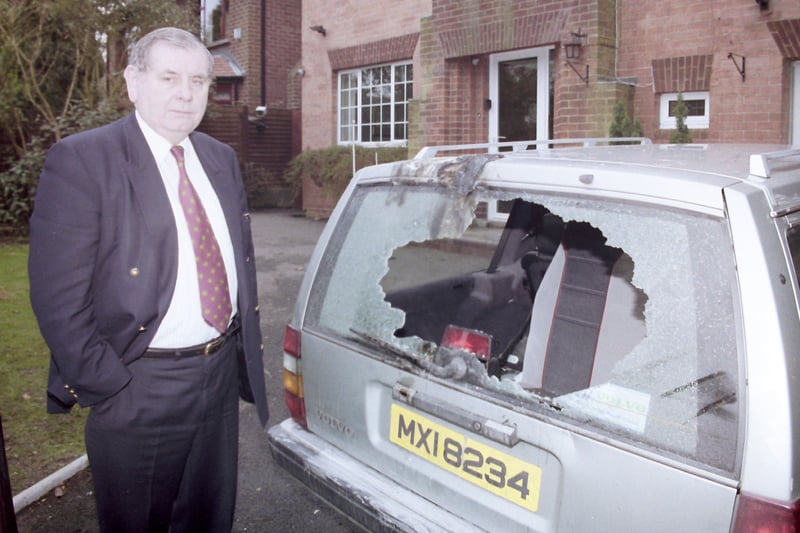 PACEMAKER PRESS 21/3/1994
159/94
Joe Hendron at his home after an attack on his house and car.